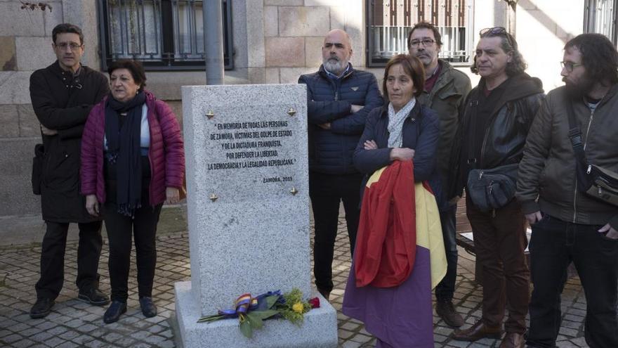 Inauguración del monolito en homenaje a las víctimas.