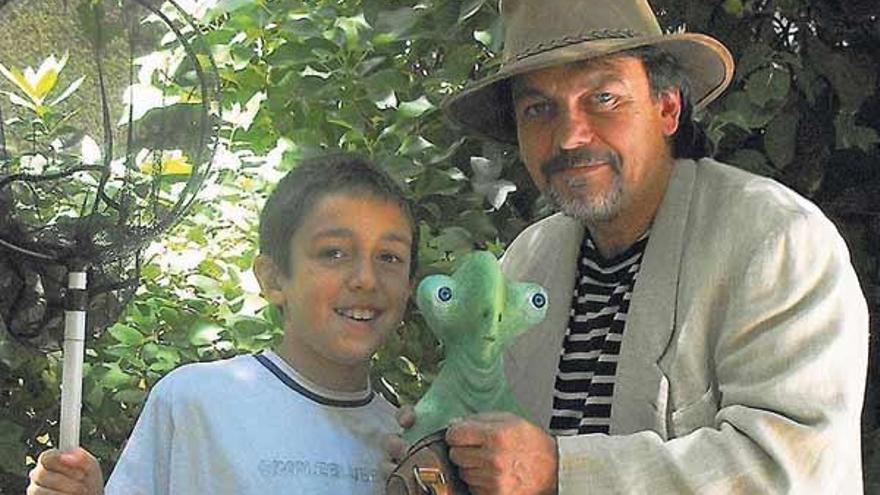 Herikberto M.Q. con su hijo Pablo y uno de sus alienígenas.