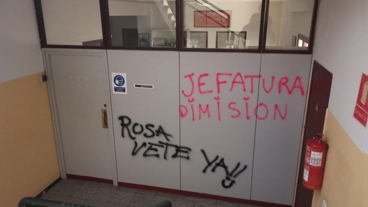 Pintadas en uno de los parques de bomberos contra la jefatura de Bomberos.