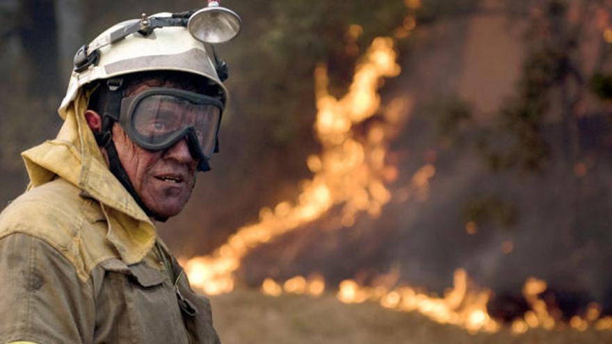 Un brigadista trabaja para extinguir el fuego en Montederramo. / Brais Lorenzo, EFE