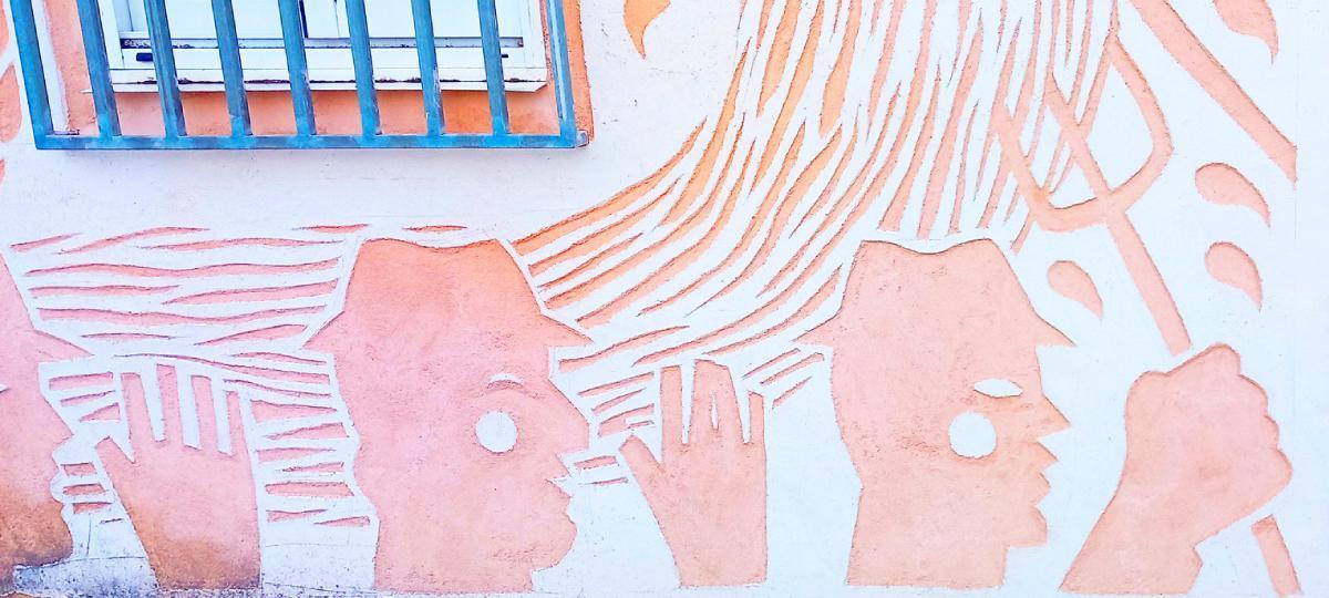 Decoración antigua de esgraffito en la fachada de la calle en Castro Caldelas