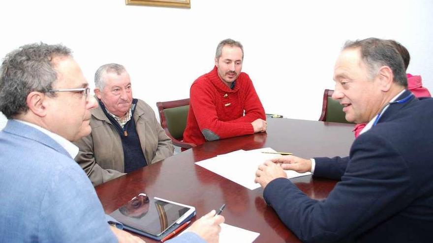 Otero departe con Dubois, junto a representantes de las tres parroquias.