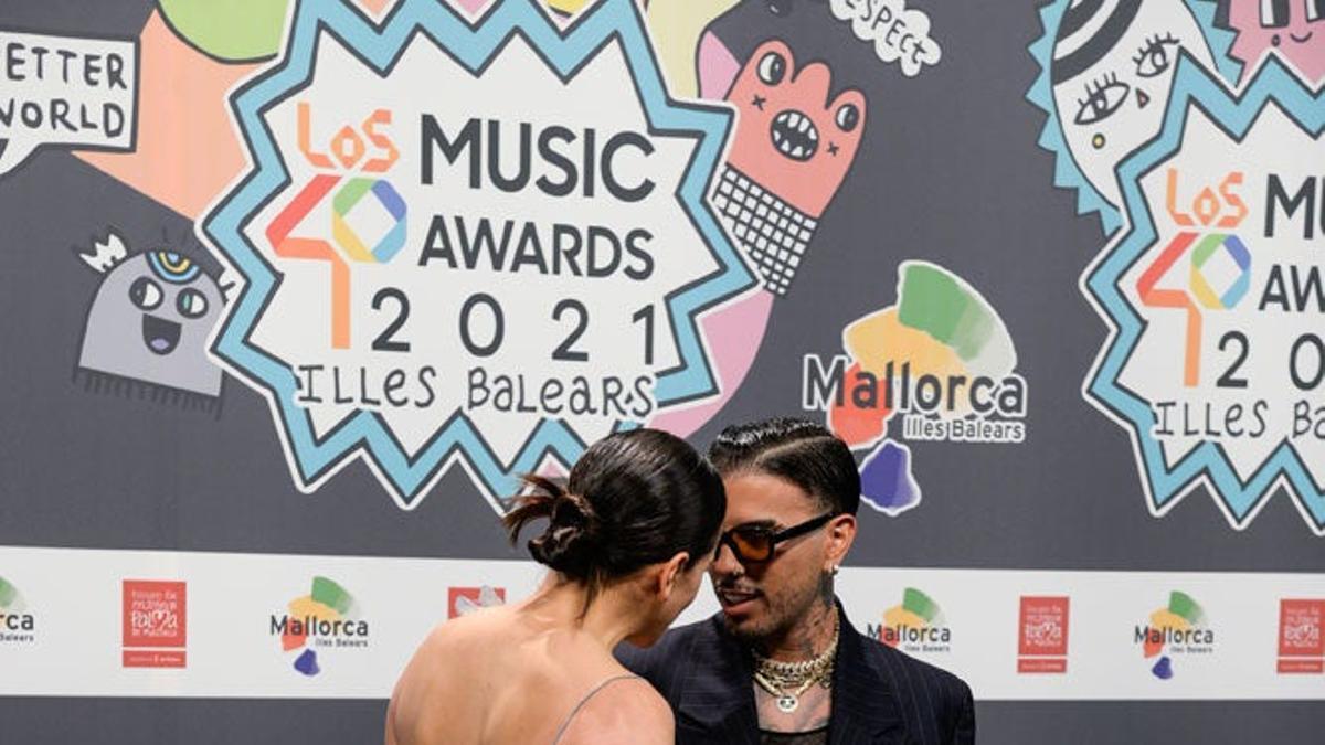 Rosalía y Rauw Alejandro en el photocall de Los 40 Music Awards 2021