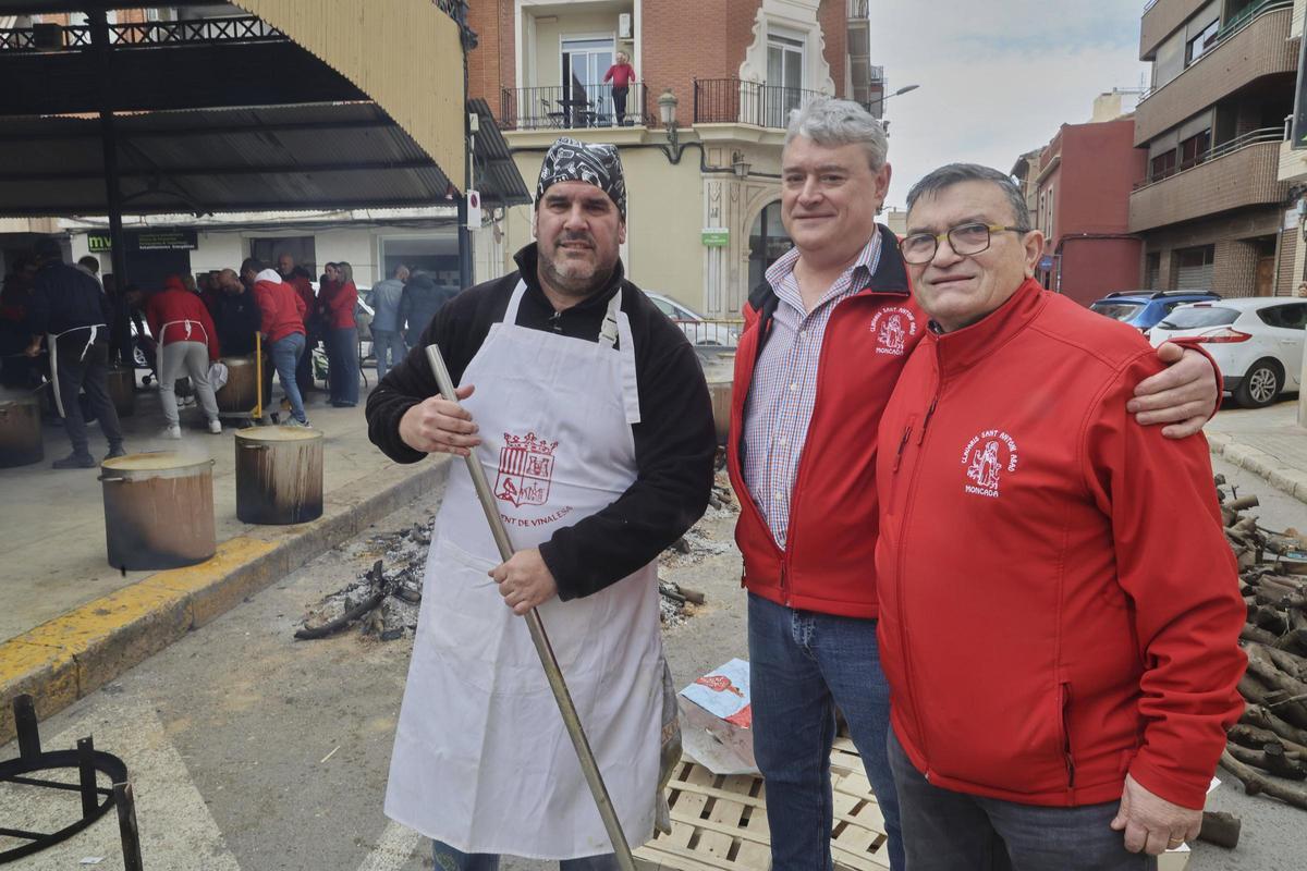 El responsable del cocinado con los clavarios José Vicente Verdeguer ya Andrés Martínez.