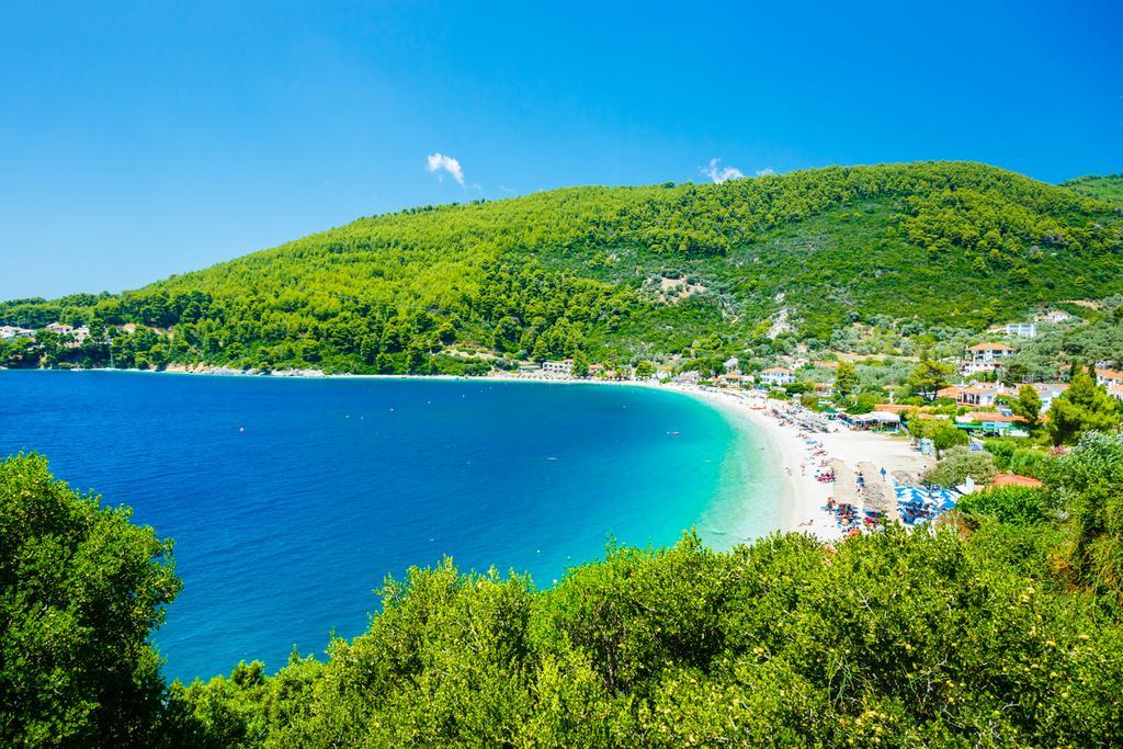 El contraste de verdes y azules crea un enclave único.