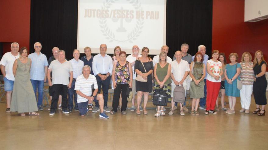 Els jutges reunits al local social del Far d’Empordà.