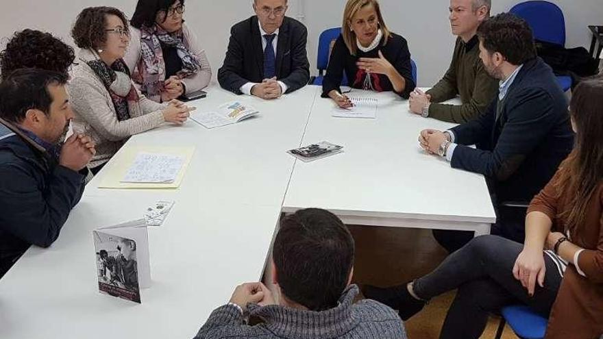 Visita de la presidenta de la Diputación, Carmela Silva, con el alcalde Xosé Represas, ayer, a la oficina SmartPeme de Ponteareas. // D.P.