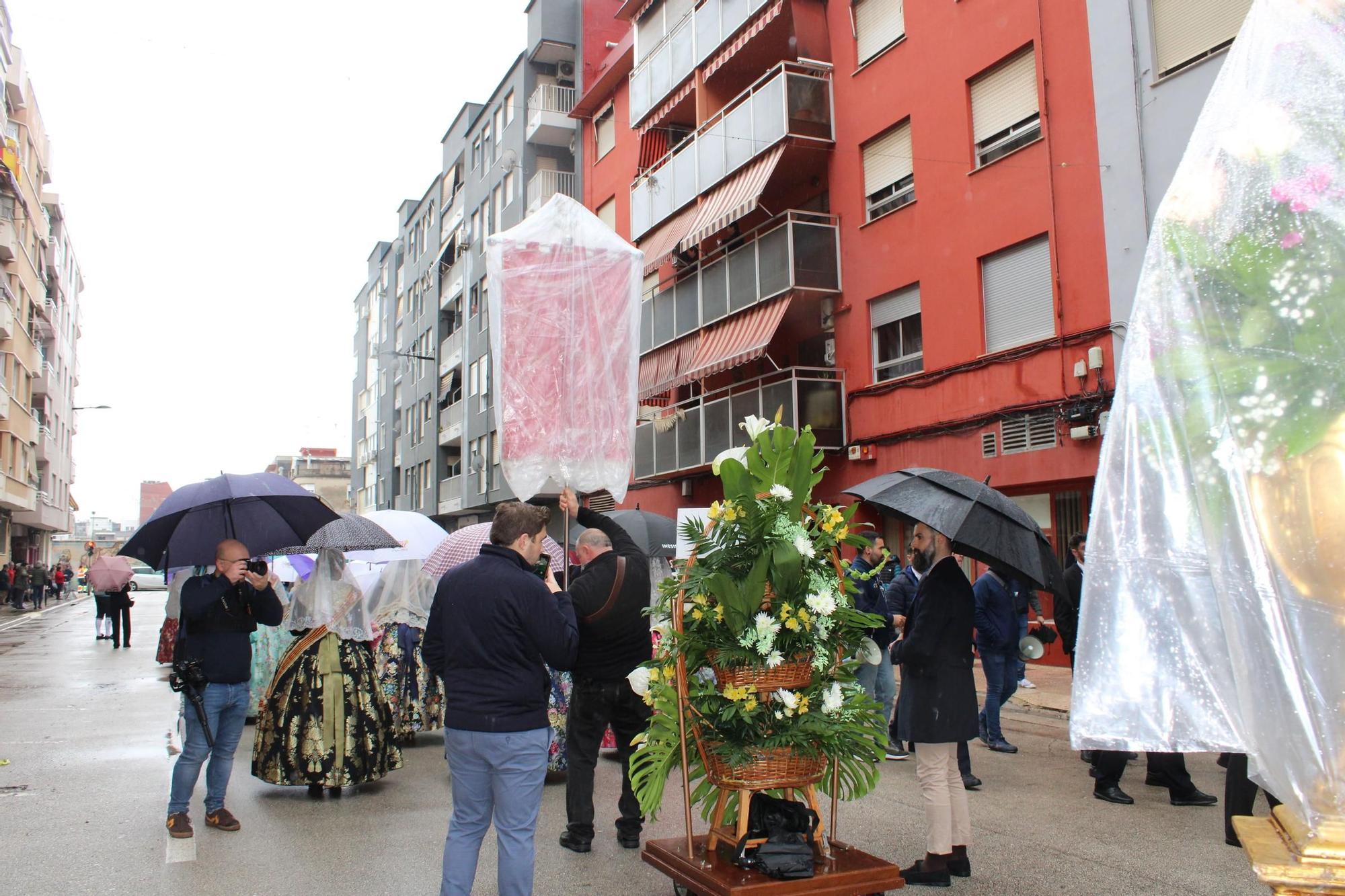 Búscate en la Ofrenda 2025 de Alzira entre paraguas y chubasqueros