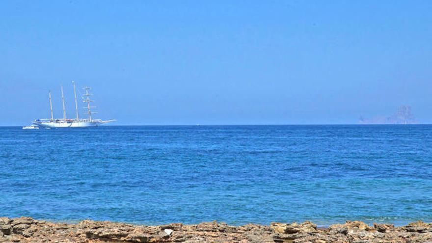 El velero ´Star Flyer´, fondeado ayer fuera de la zona II del puerto.