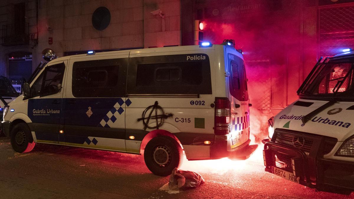 Furgoneta de la Guardia Urbana atacada por manifestantes en Barcelona.