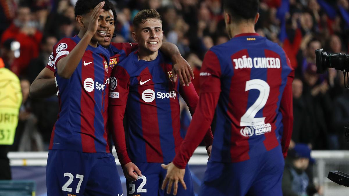 Fermín celebra amb Lamine i Cancelo el primer gol del Barça contra el Napols