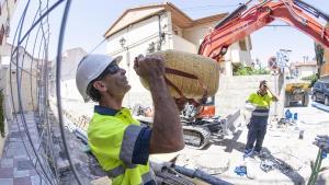 Obreros y agricultores, héroes en la ola de calor.