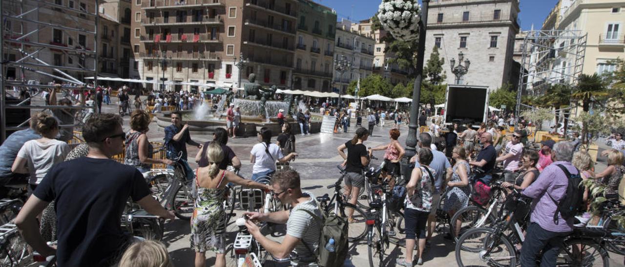 Un grupo de más de 20 turistas sobre sus bicis de alquiler, ayer en la plaza de la Virgen.