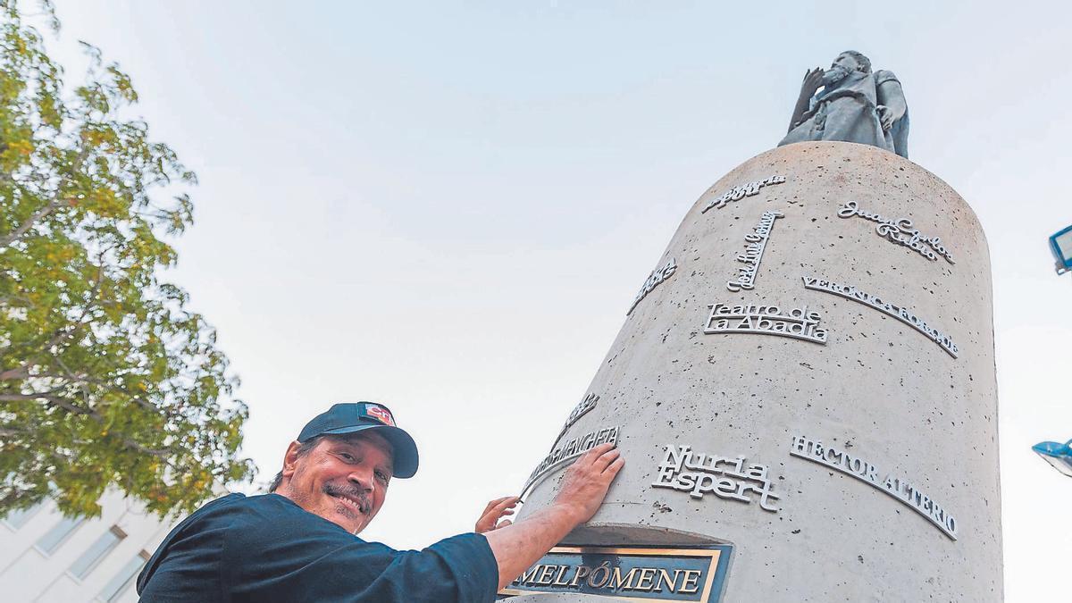 El actor y director coloca una placa en la escultura de Melpómene.