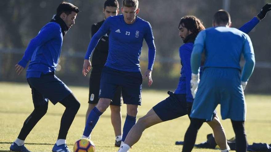 Carlos Martínez trata de robar un balón ante Javi Muñoz y Mossa.