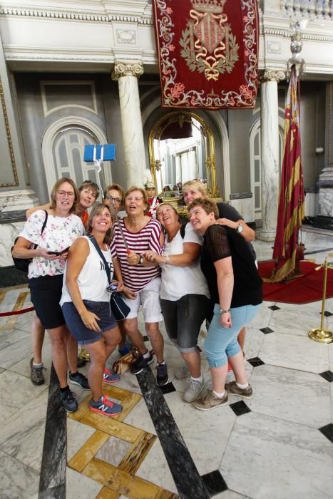 Visita a la Real Senyera en el Ayuntamiento