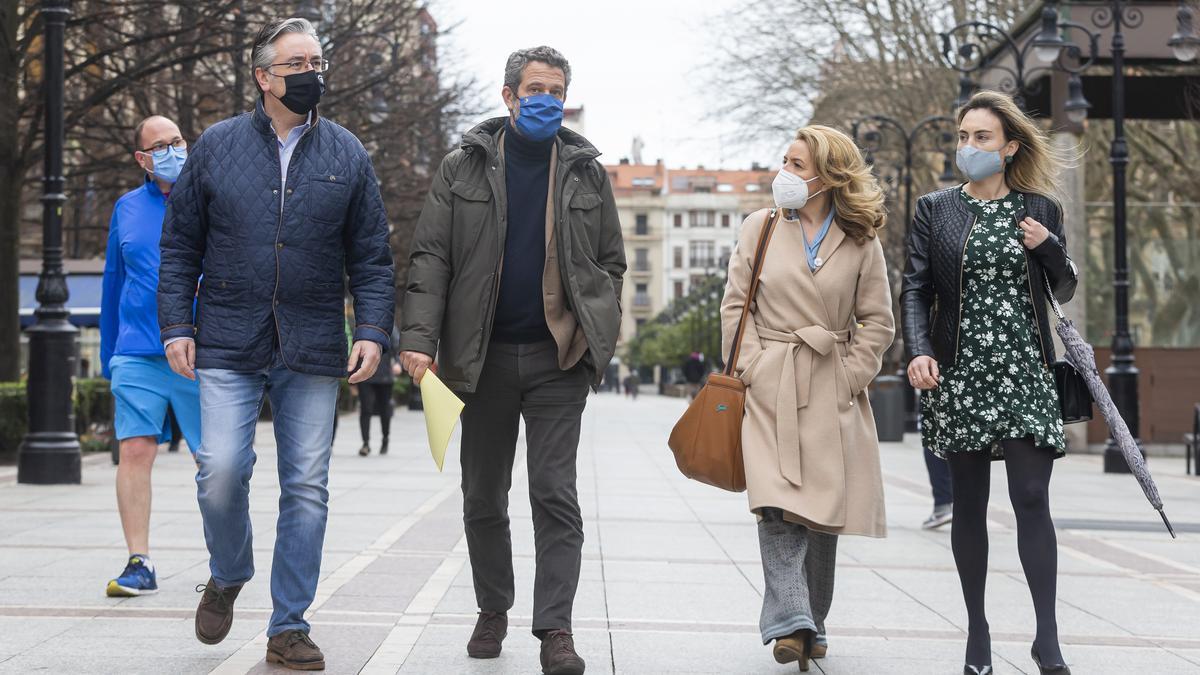 Por la izquierda, Pablo González, Jaime de Olano, Teresa Mallada y Cristina Villanueva, propuesta como secretaria general del PP de Gijón, esta mañana en Gijón