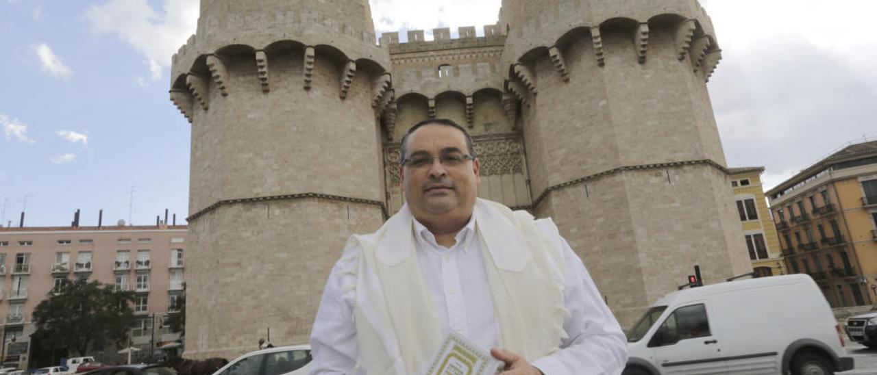 Moisés Serfaty, procedente de una familia sefardí e hijo de un matrimonio de tetuán, ayer ante las Torres de Serranos de Valencia.