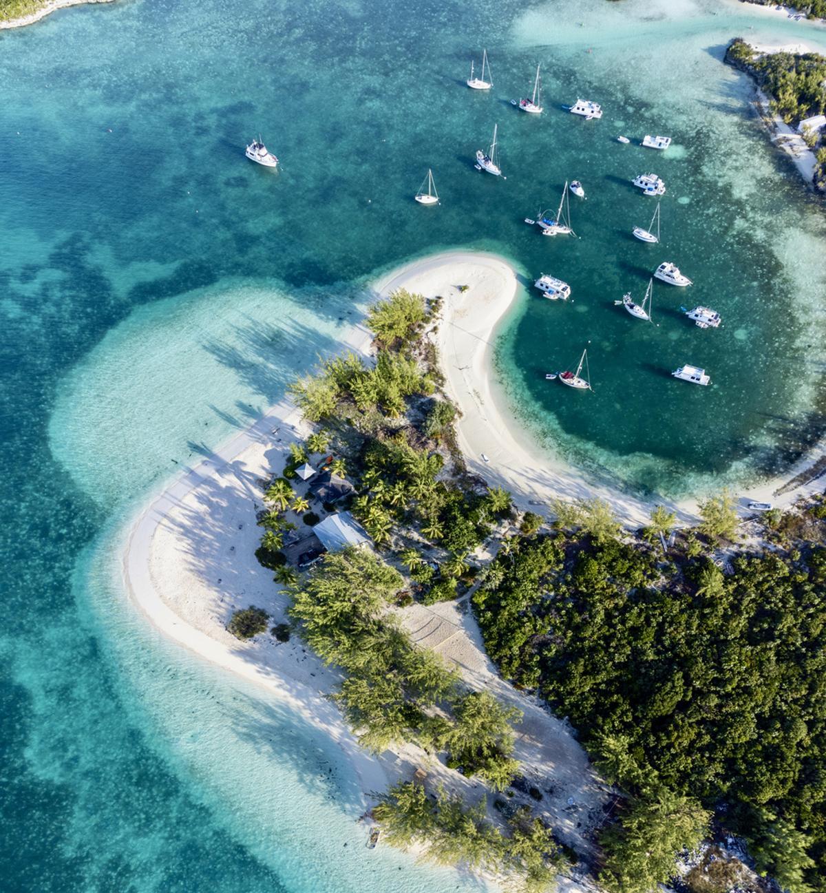 Hermosa vista aérea del famoso bar de caracoles Chat'n'chill en Stocking Island