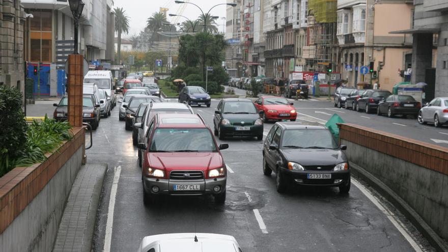 Vehículos acceden al túnel de Juana de Vega.