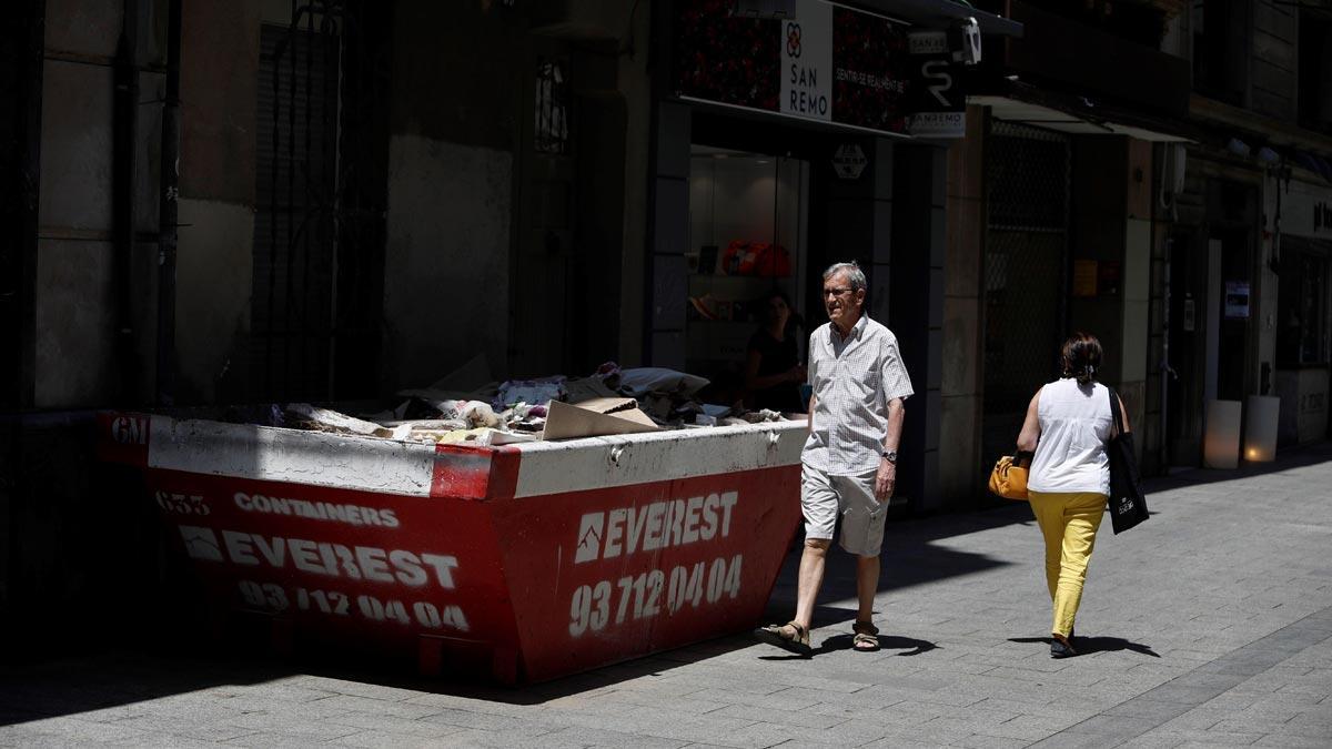 La calle de Gràcia, en Sabadell, donde ha aparecido el cadáver de un joven de madrugada