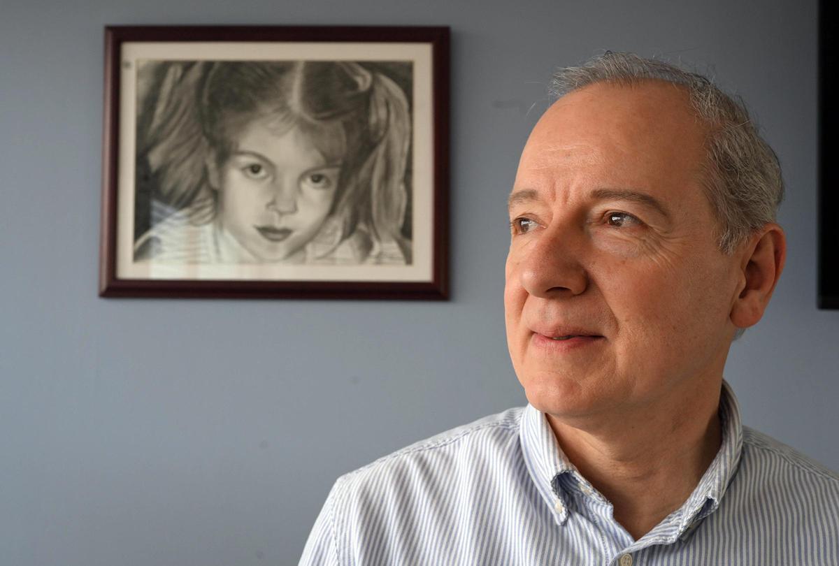 Jordi Cruz, director de la Asociación MPS-Lisosomales España, junto a un retrato de su hija Sofía, que tenía una enfermedad rara.