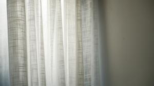 Con este sencillo truco, las cortinas quedarán alisadas y más elegantes. 