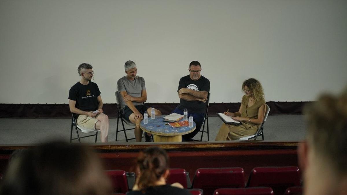 Un instant de la presentació de la guia, al Cinema Catalunya de Berga