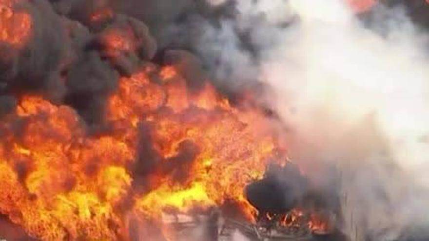 Espectacular incendio en una autopista en Los Angeles