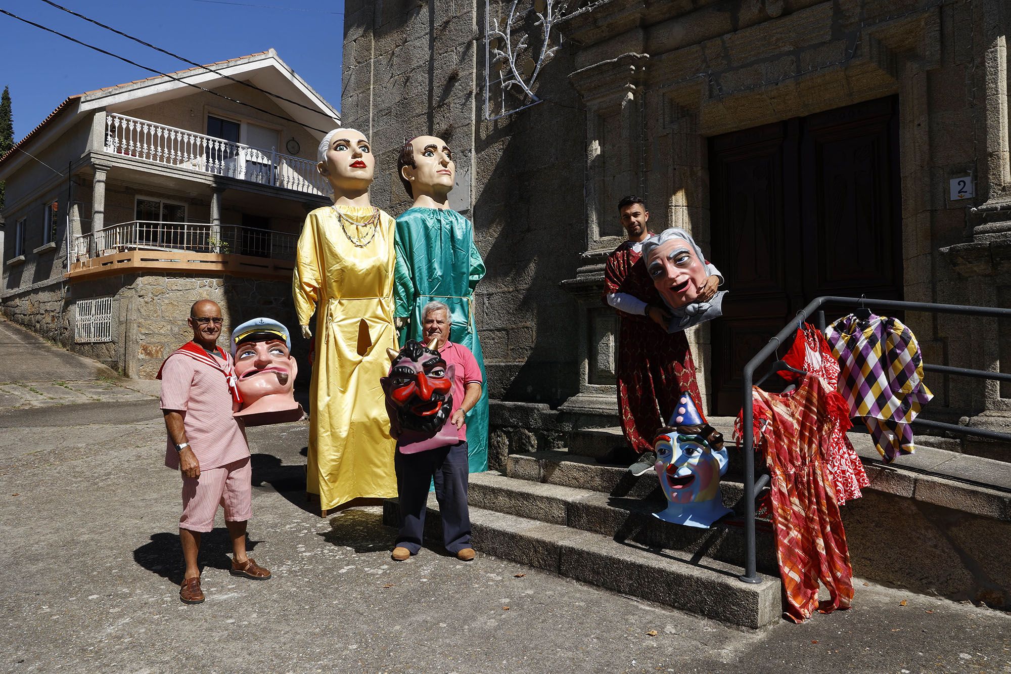 Gigantes y cabezudos vuelven a Nigrán en familia (2).jpg