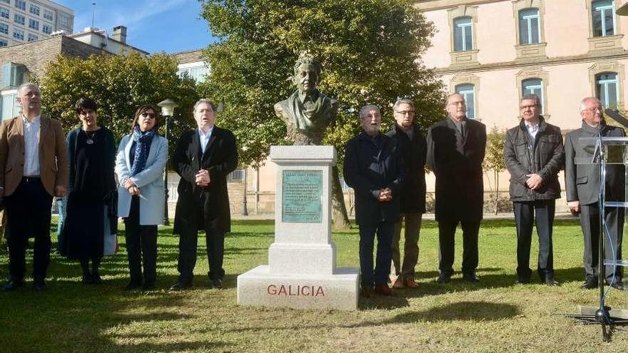 O empresariado galeguista erixe no xardín de Belas Artes un monumento a Isaac Díaz Pardo