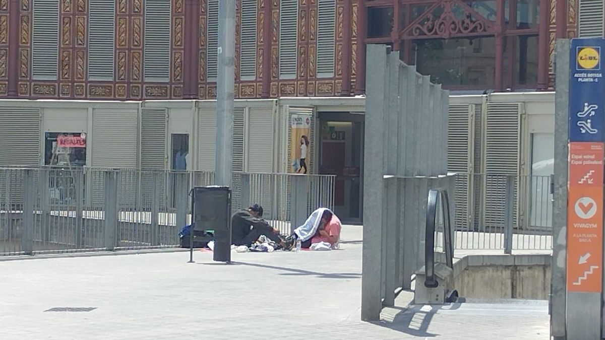 Consumo de drogas a plena luz del sol, en una de las entradas del mercado de Sant Antoni.