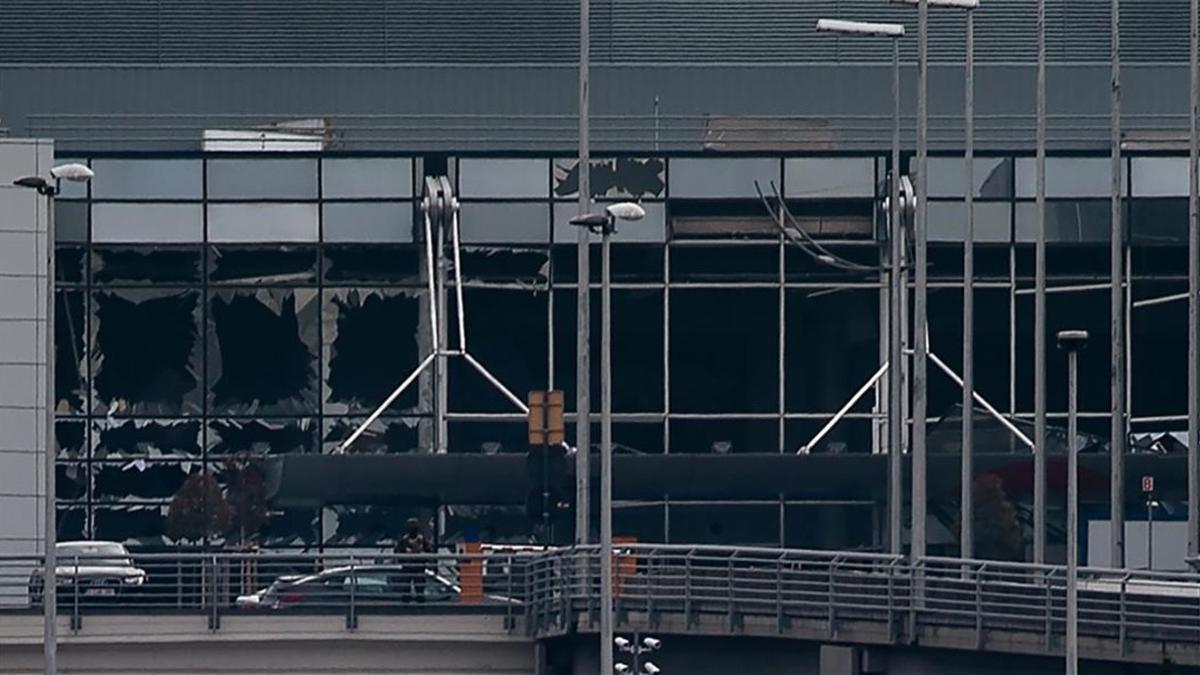 Cristales rotos en el aeropuerto de Zaventerm, en Bruselas.