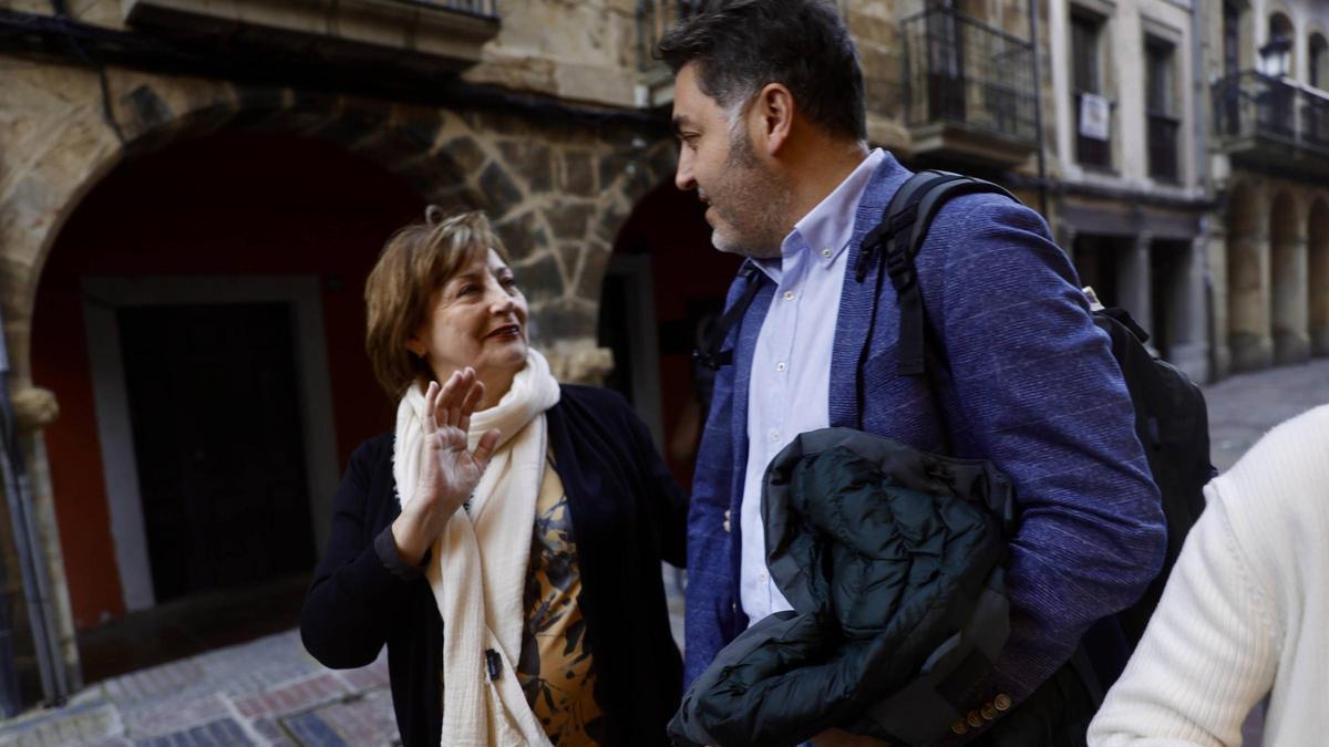 Mariví Monteserín y Jonás Fernández, ayer, en Avilés.