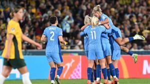 Inglaterra celebra un gol contra Australia.