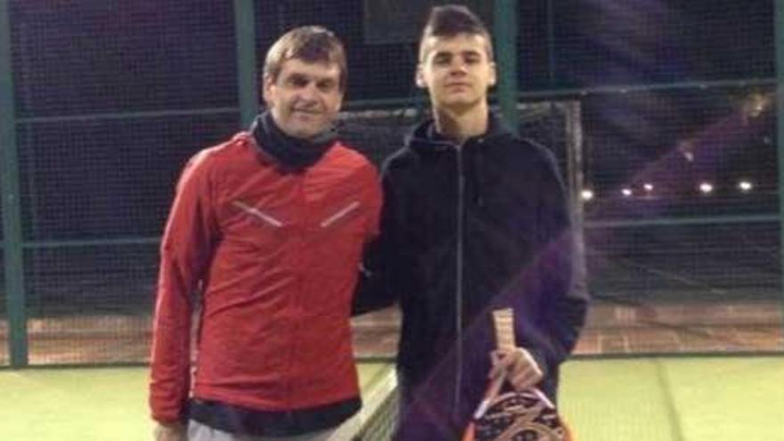 Vilanova reaparece con su hijo