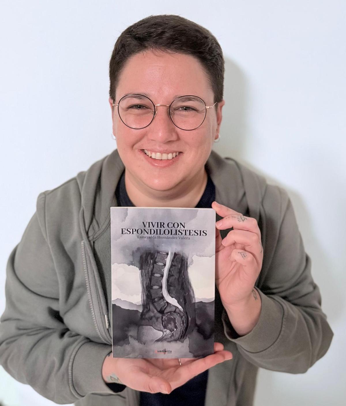 Esmeralda, junto a su libro publicado recientemente.