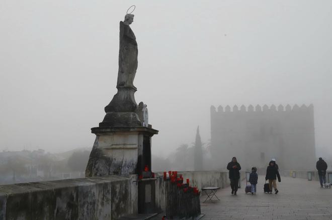 Córdoba, bajo un denso manto de niebla