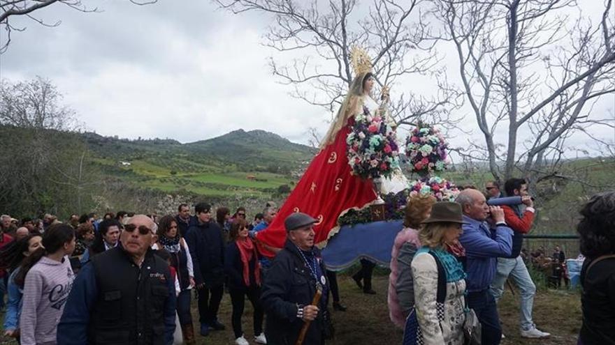 La Virgen de Belén atrae a pesar de la lluvia a numerosas personas