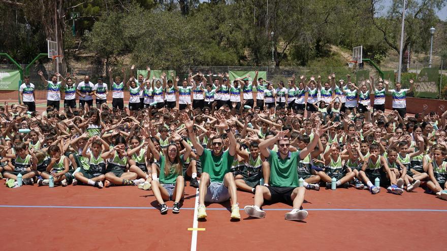 Jonathan Barreiro, Marta Ortega y Fran Vázquez visitan el Campus Baloncesto de Fundación Unicaja