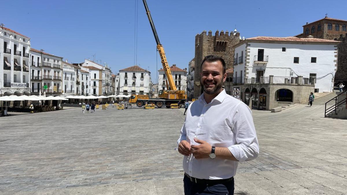 Salaya, hoy en la plaza Mayor. Detrás una de las grúas que coloca los escenarios de La Casa del Dragón.