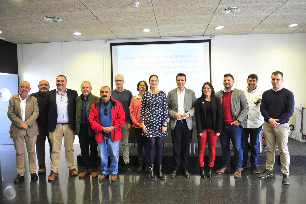 Ediles, técnicos de la Conselleria de Cultura y de Amigos del Arroz con Costra antes de reunirse.