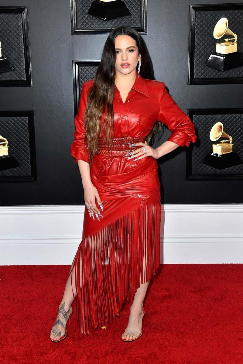 Rosalía posa en la alfombra roja de los Grammy 2020