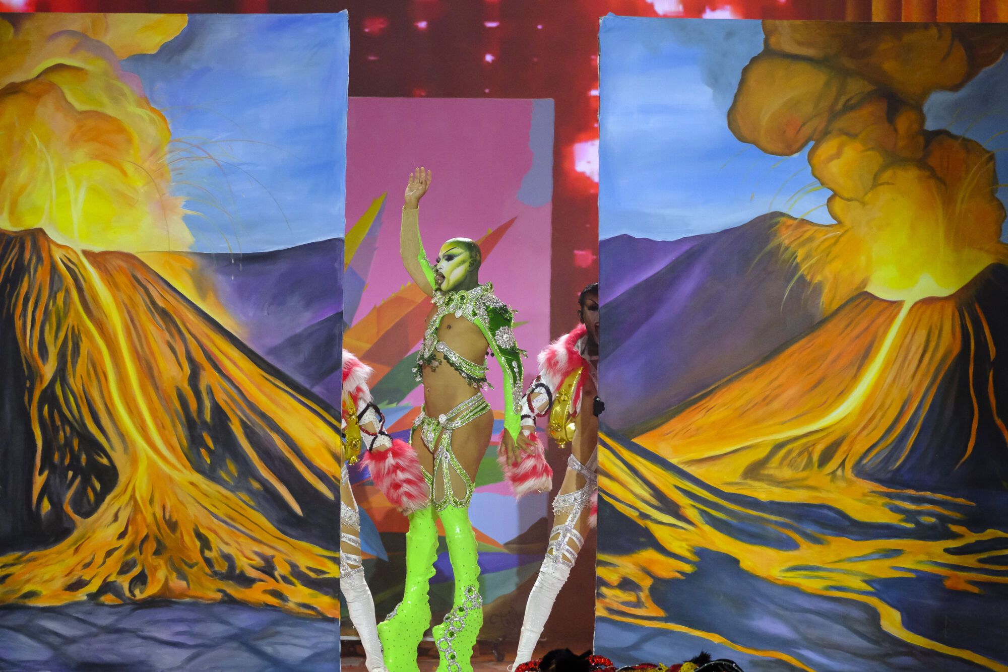 12. Drag Avalon (Osvaldo Cabrera Arocha) Con el patrocinio de Dental Claramunt, Centro Comercial Open Mall Lanzarote, Tapicería Peñate y Empirestetik y con un diseño de Rubén Pérez presenta el espectáculo Desde este marco incomparable.