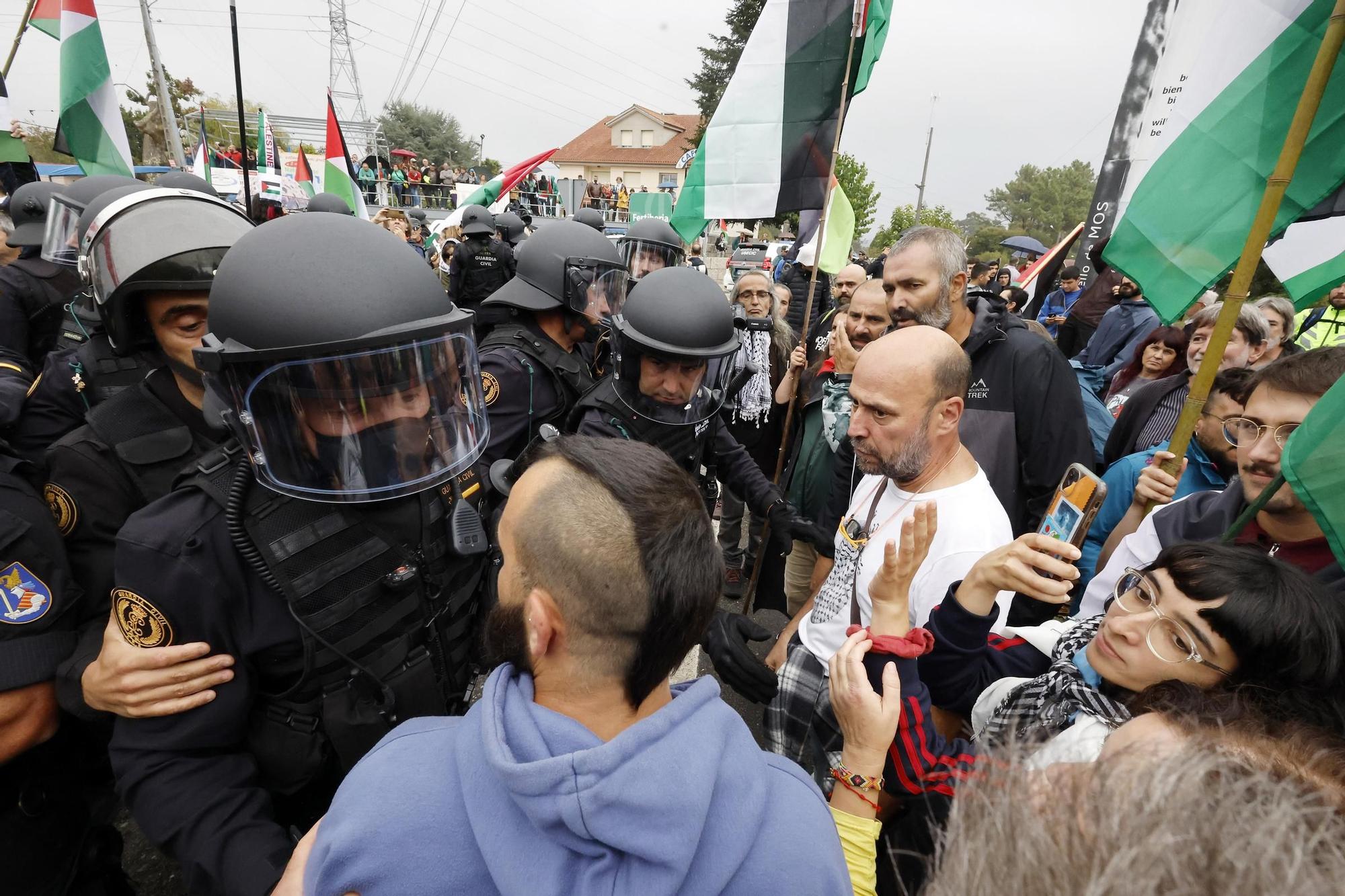 Concentraciones contra el equipo de Israel por el genocidio en Gaza durante el paso de La Vuelta por Pontevedra