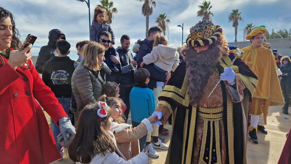 El reyy Gaspar saluda a dos niñas en Alboraia