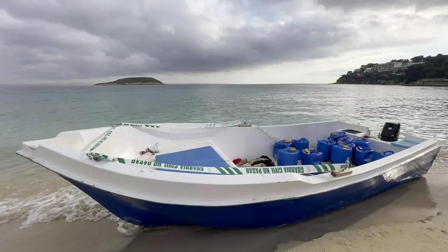 Llega una patera con 13 migrantes a la playa de la Fossa de Calp