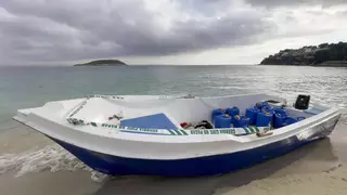 Llega una patera con 13 migrantes a la playa de la Fossa de Calp