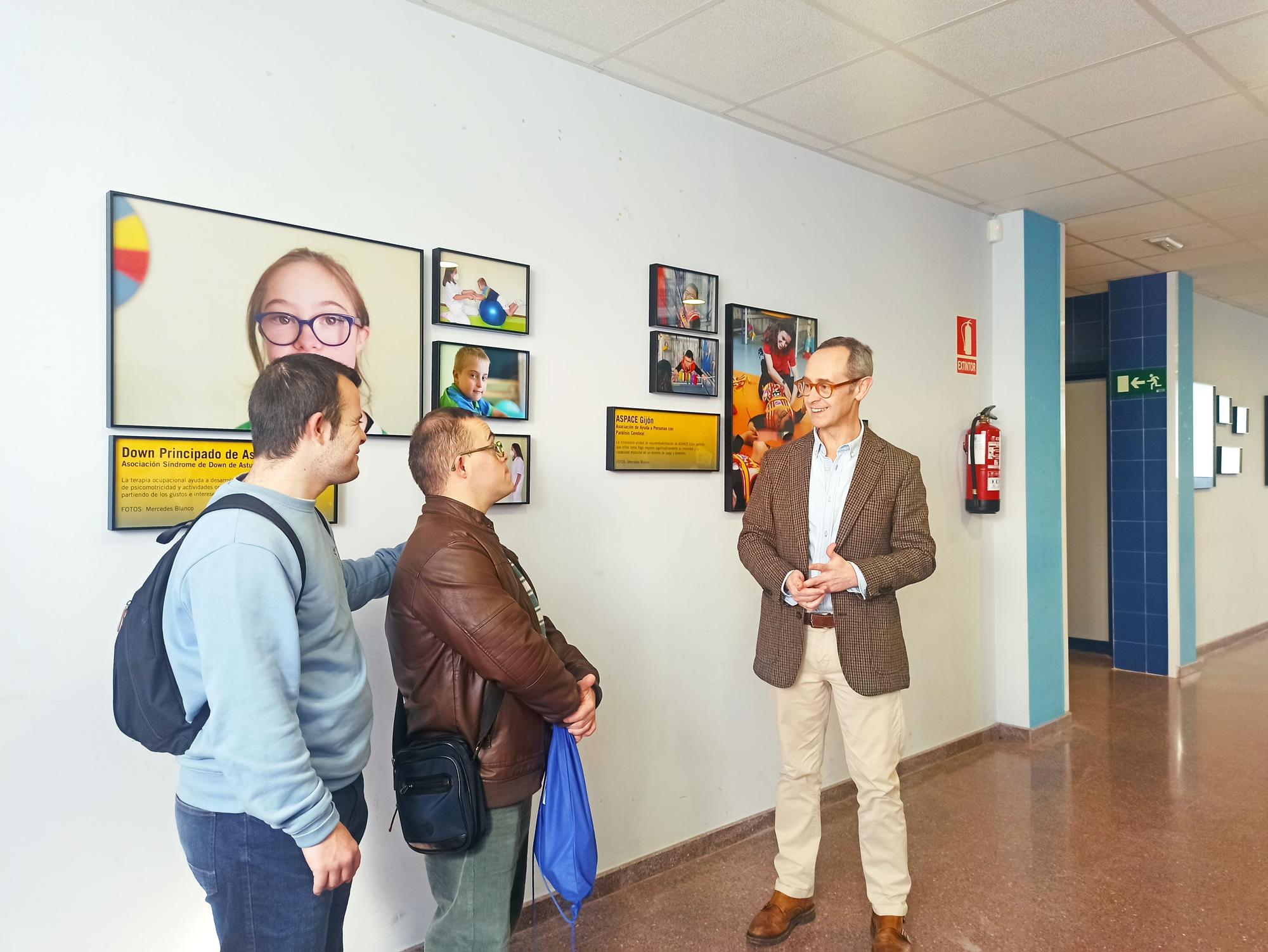 La exposición "Nuestros vecinos invisibles" sorprende a los alumnos del instituto de Llanera: "Es inspiradora"