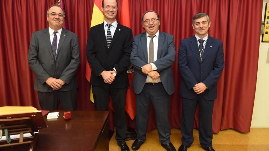 Pascual Lucas, en su toma de posesión con su equipo y el rector de la UMU.